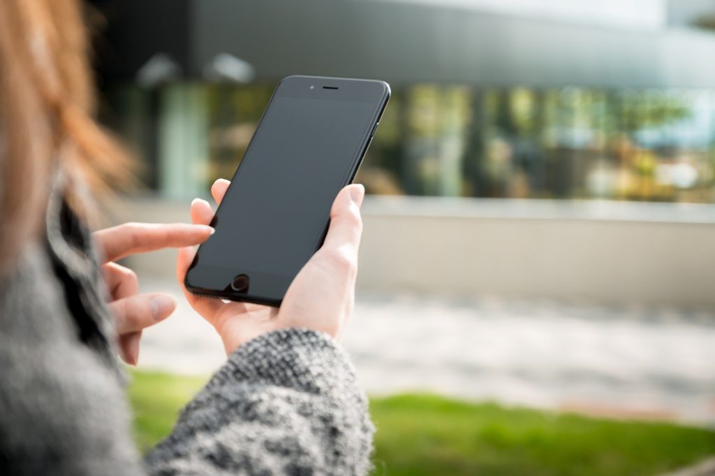 スマホを持つ女性