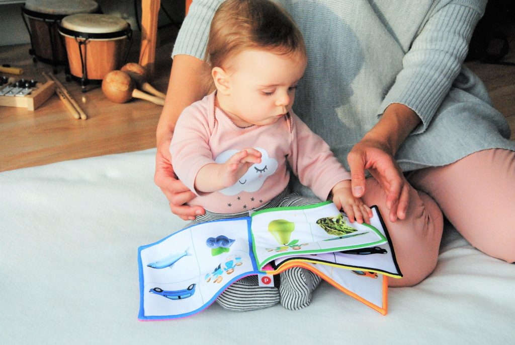 絵本を読むあかちゃん