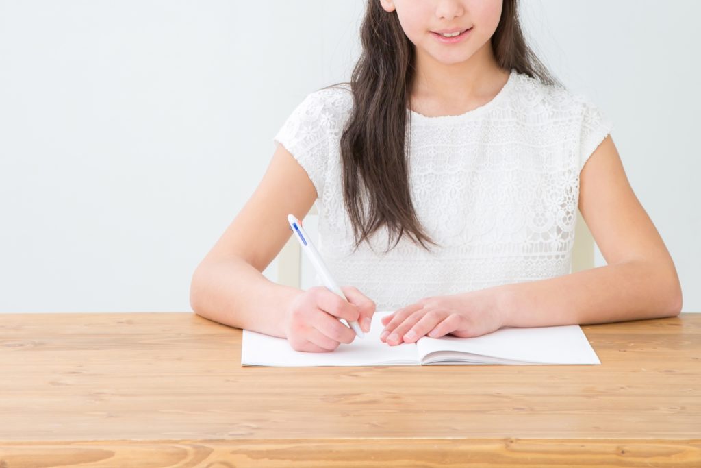 学習する女性