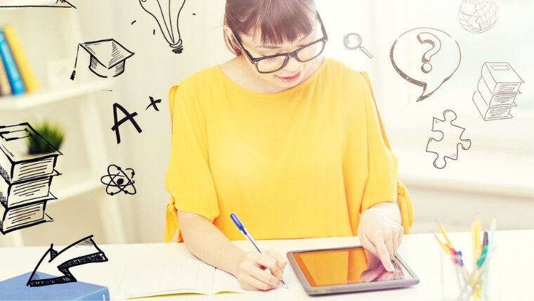 勉強する女性